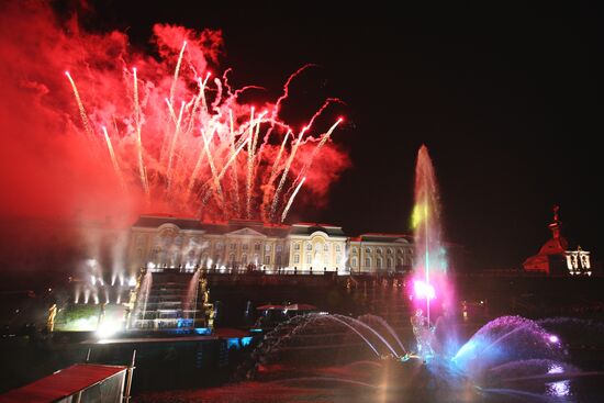 Торжественный праздник закрытия фонтанов в Петергофе