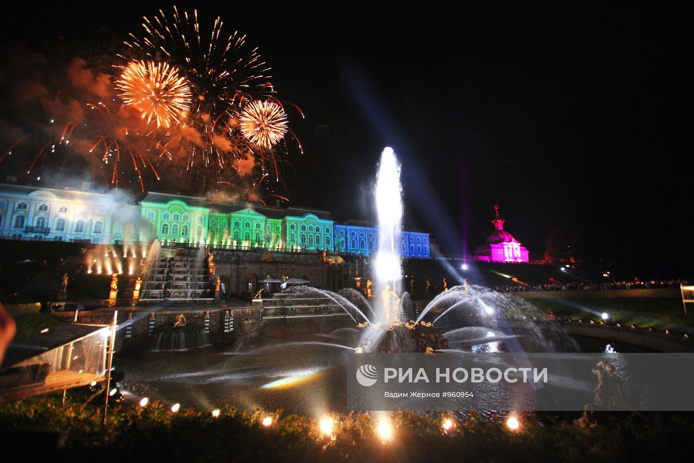 Торжественный праздник закрытия фонтанов в Петергофе