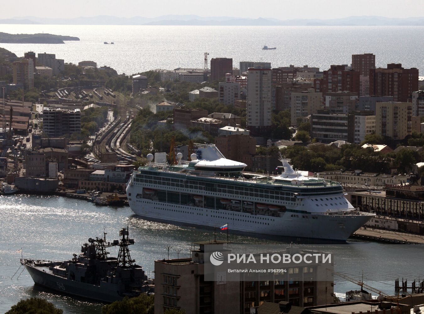 Лайнер "Legend of the Seas" в порту Владивостока