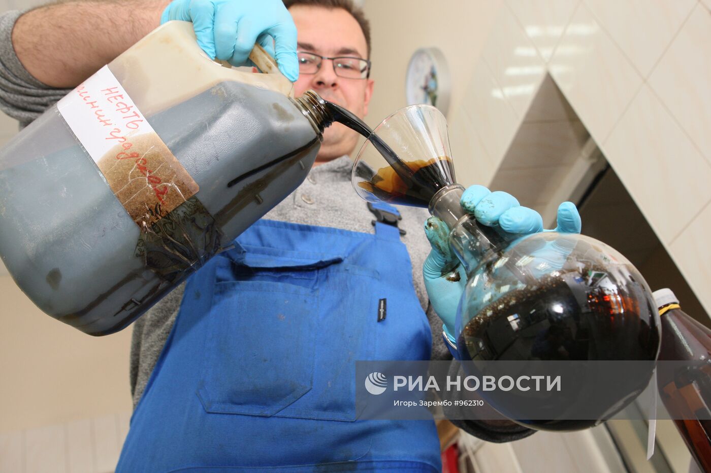 Работа лаборатории по определению качества нефти в Калининграде