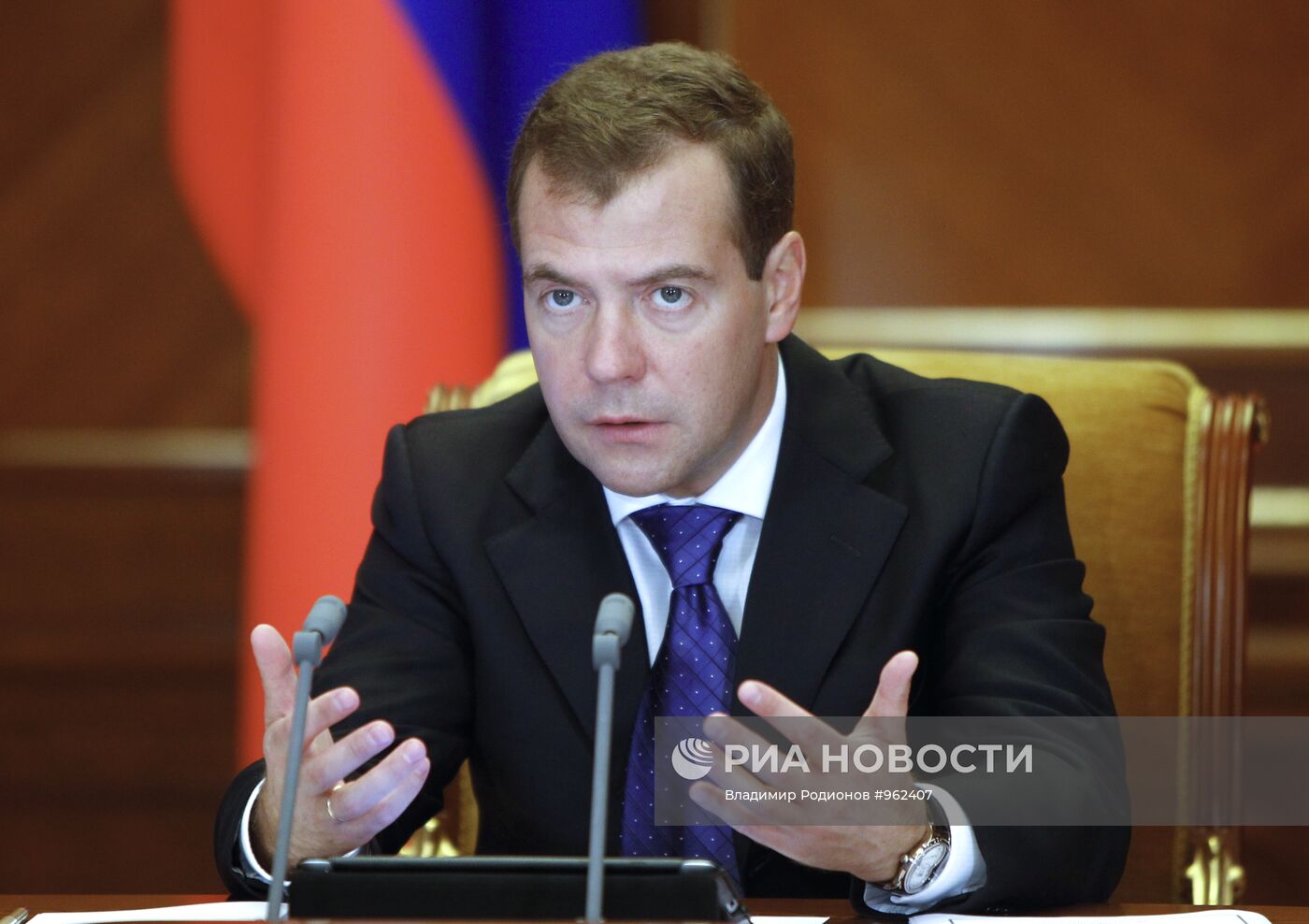 Д.Медведев провел совещание по бюджету в Горках