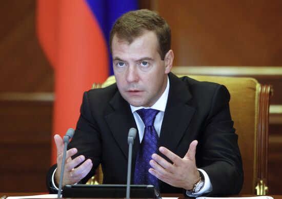 Д.Медведев провел совещание по бюджету в Горках