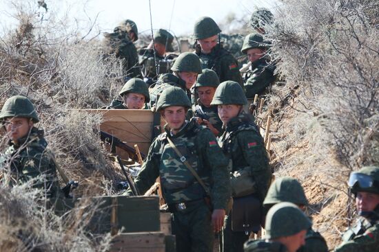 Военные учения "Центр-2011" на полигоне Ашулук