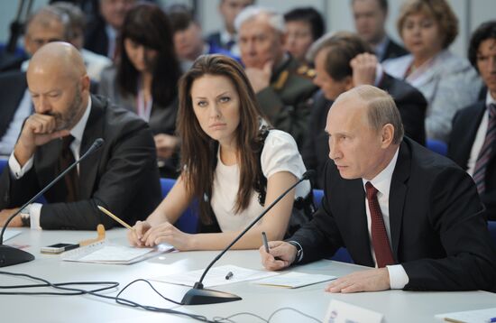 В.Путин принимает участие в XII съезде партии "Единая Россия"
