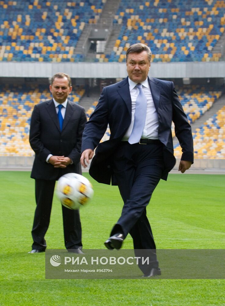 В.Янукович проинспектировал ход реконструкции НСК "Олимпийский"