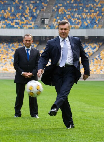 В.Янукович проинспектировал ход реконструкции НСК "Олимпийский"