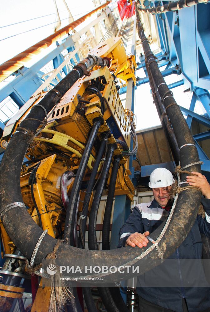 Работа передвижной буровой установки шагающего типа "Ермак"