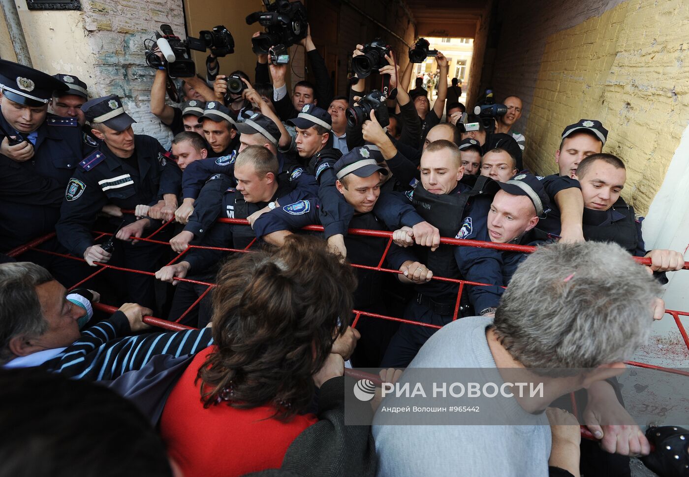 Сторонники Ю.Тимошенко прорывают кордон милиции у здания суда