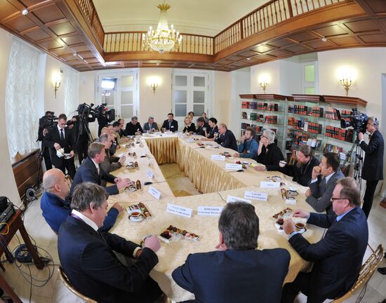 Премьер-министр РФ В.Путин провел встречу с писателями