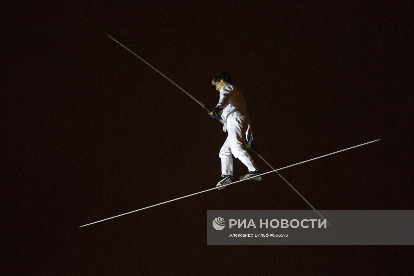 Канатоходец Фредди Нок сделал попытку перейти через Москву-реку