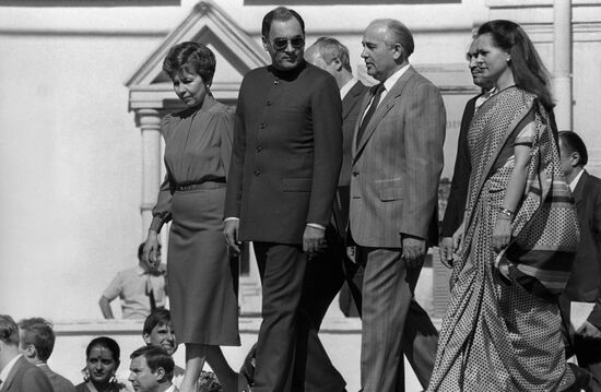М. Горбачев и Р. Ганди с супругами