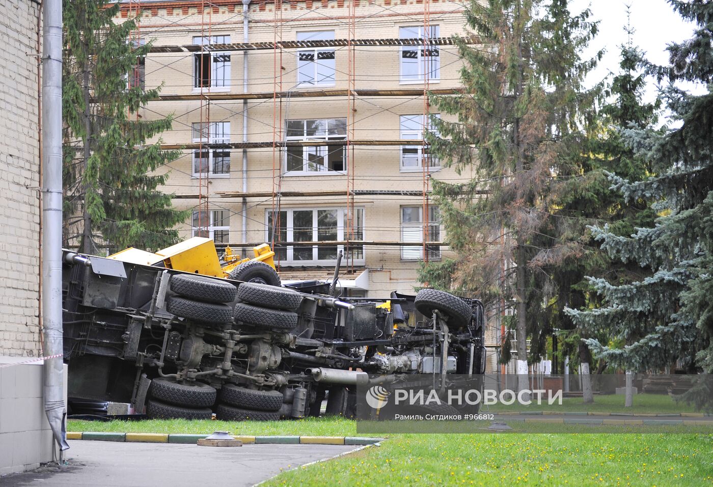 Строительный кран упал на здание роддома в Москве