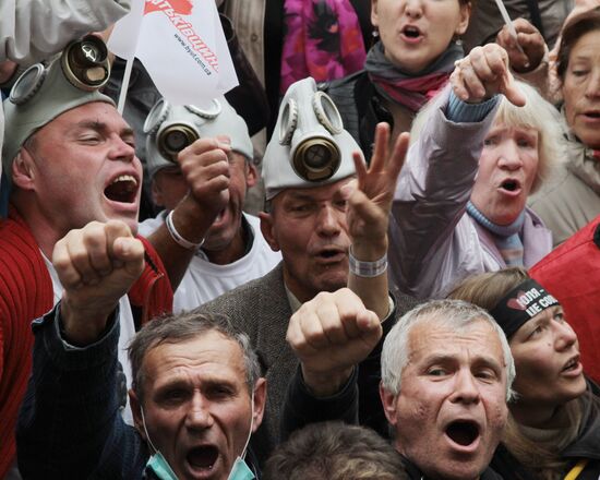 Сторонники Тимошенко перекрыли выезд из Печерского суда Киева