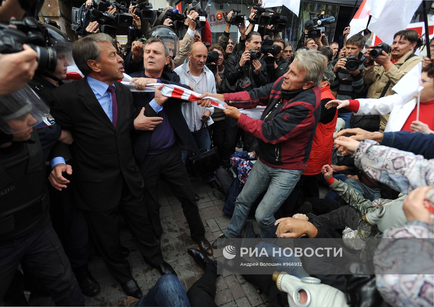 Сторонники Тимошенко перекрыли выезд из Печерского суда Киева
