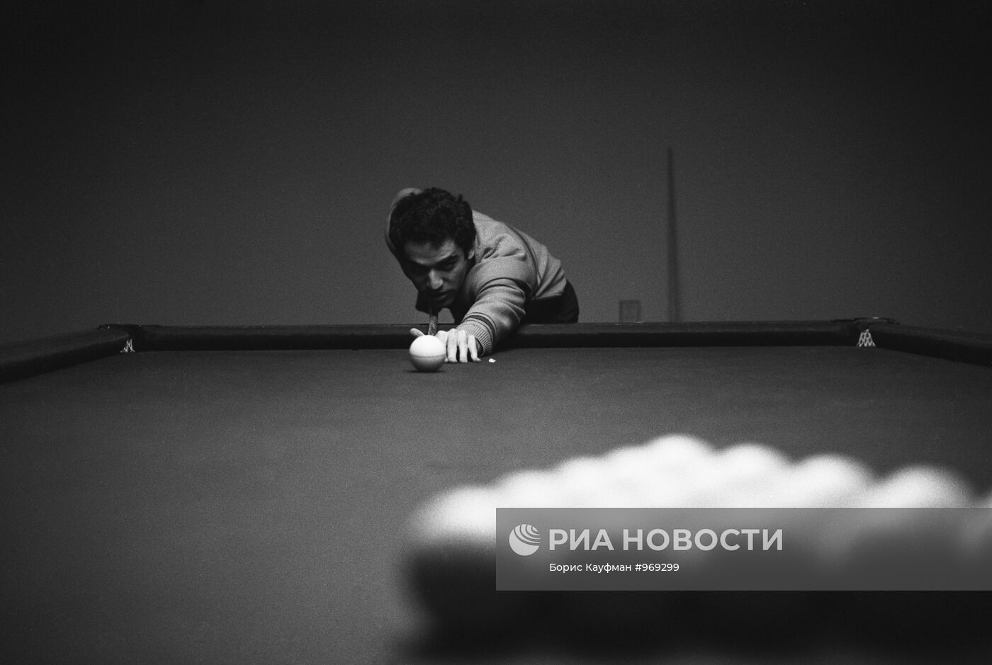 Гари Каспаров за игрой в бильярд