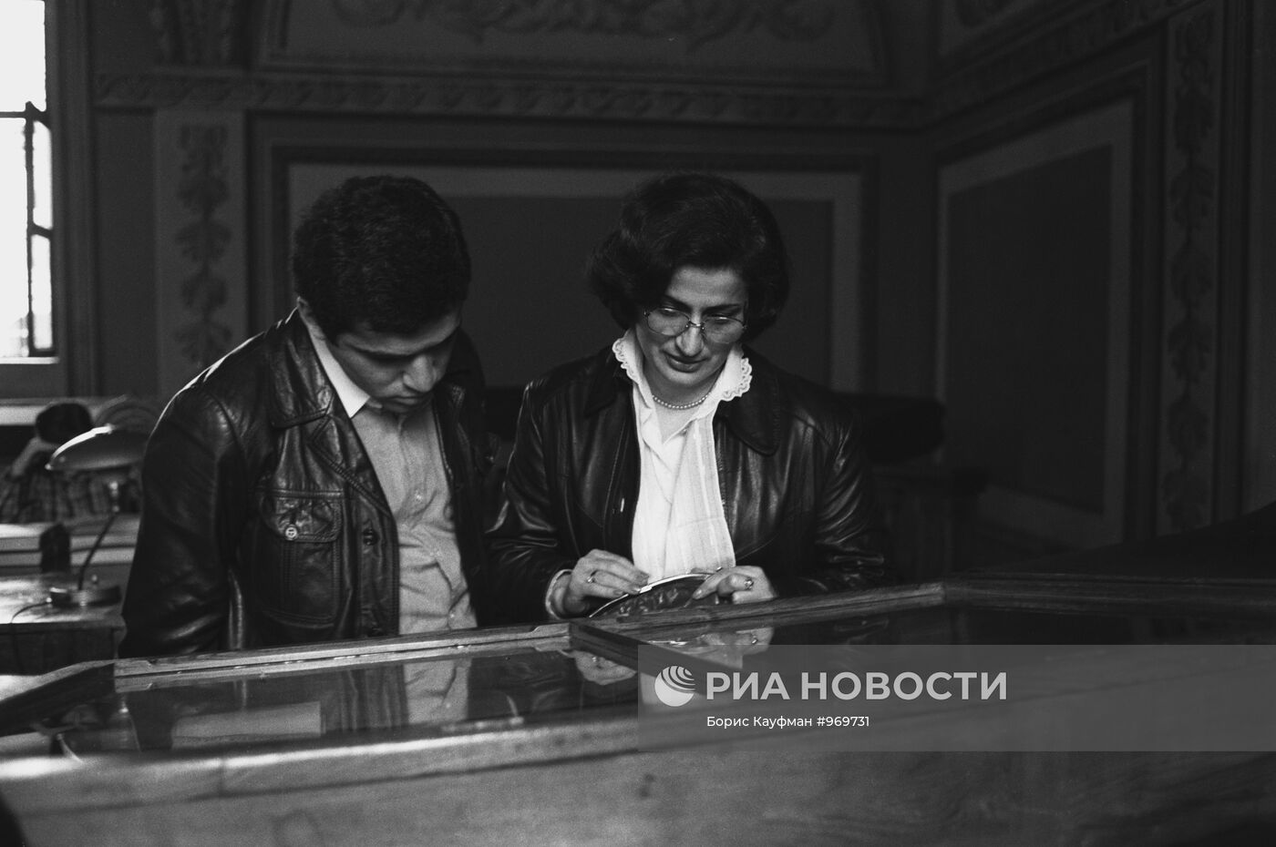 Шахматист Гарри Каспаров с мамой
