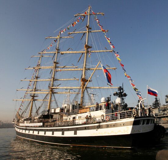 Встреча учебного парусного судна "Паллада" во Владивостоке