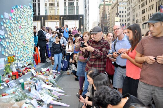Поклонники Стива Джобса прощаются со своим кумиром в Нью-Йорке