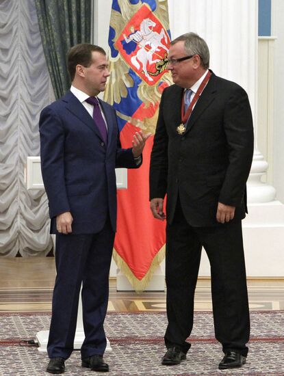 Д.Медведев вручил в Кремле государственные награды