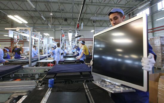 Работа завода по производству электроники в Калининграде