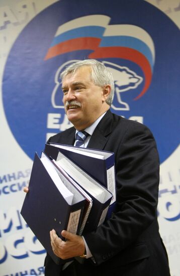 Вручение удостоверений кандидата в парламент Санкт-Петербурга