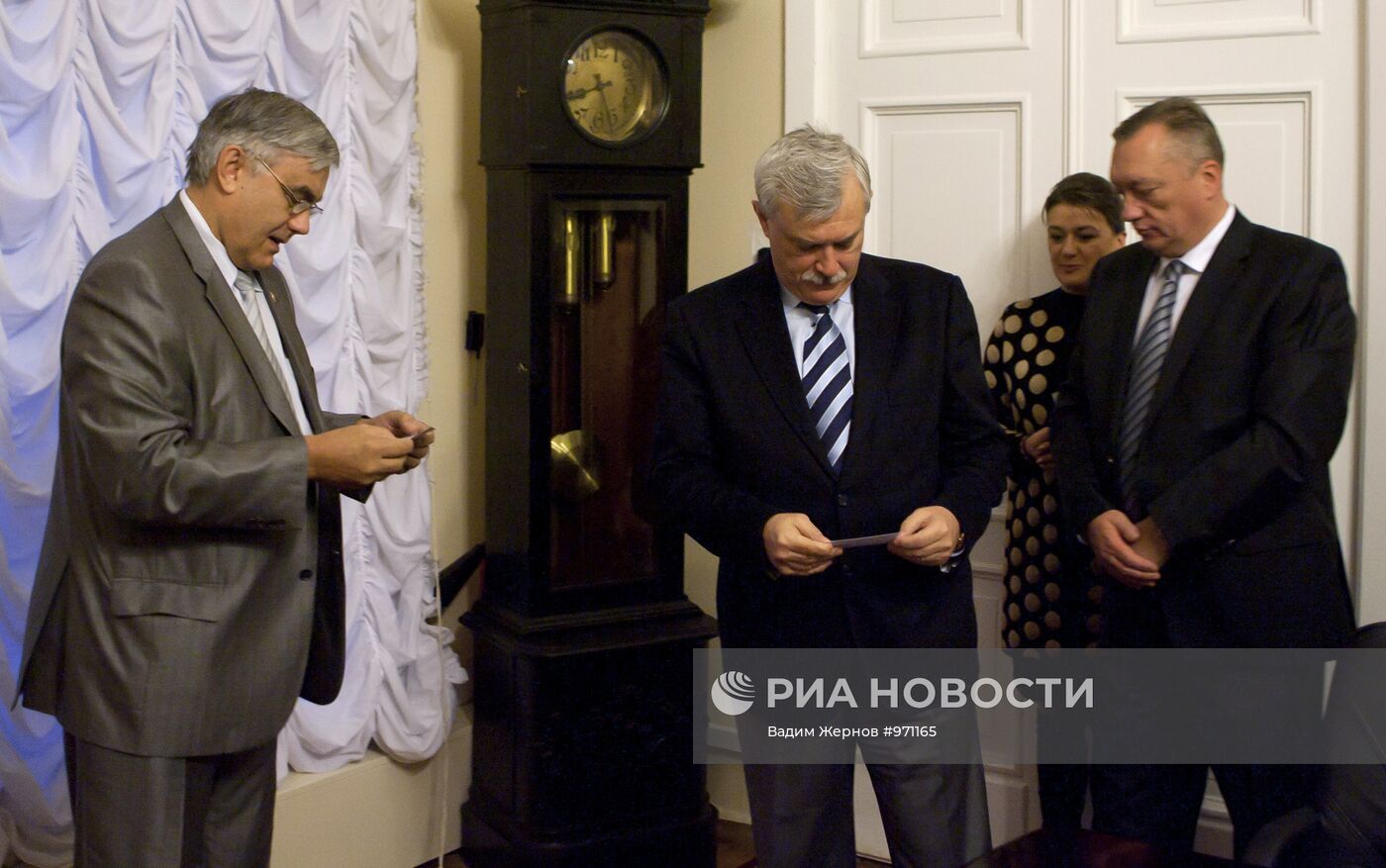 Вручение удостоверений кандидата в парламент Санкт-Петербурга