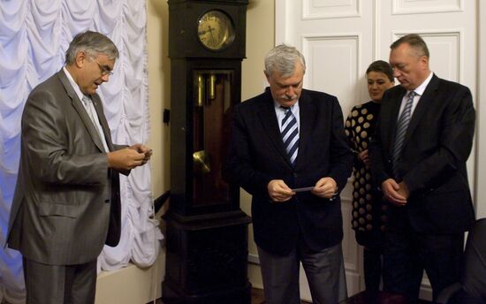 Вручение удостоверений кандидата в парламент Санкт-Петербурга