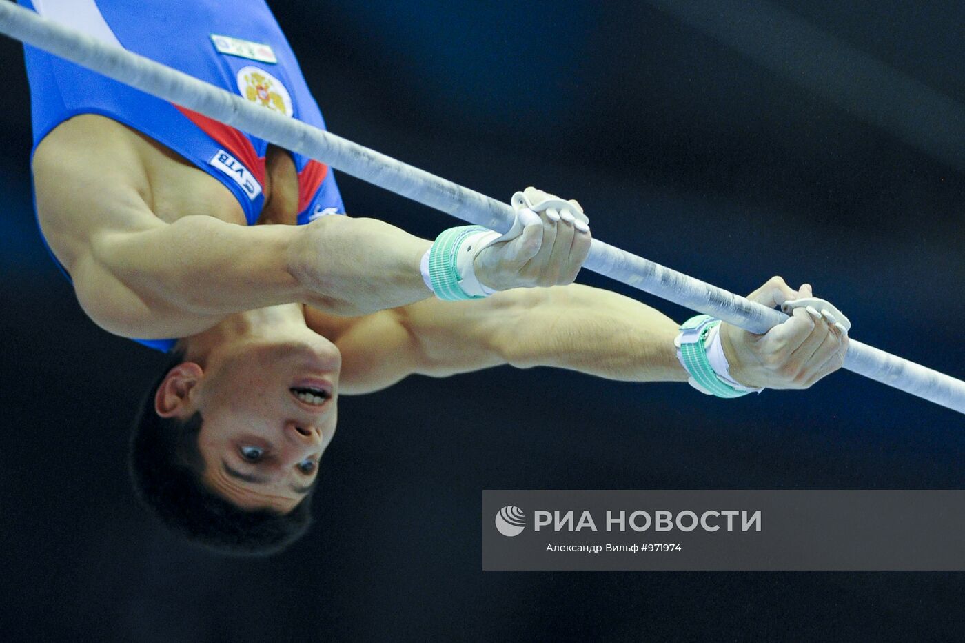Эмин Гарибов выступает в упражнении на перекладине в финале мужских командных соревнований на чемпионате мира по спортивной гимнастике в Токио. Место: Япония, Токио. Автор: Александр Вильф/РИА Новости. Спортивная гимнастика. Чемпионат мира. Шестой день