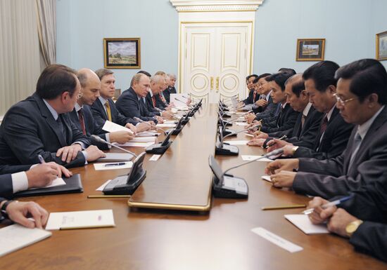 Встреча Владимира Путина с Тюммали Сайнясоном в Москве