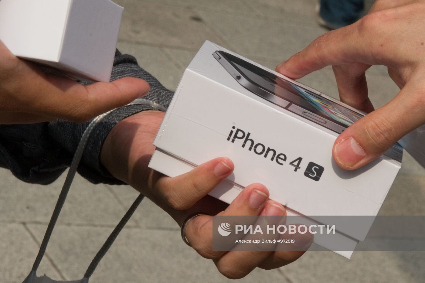 Начались продажи нового iPhone 4S