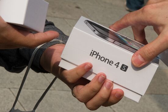 Начались продажи нового iPhone 4S
