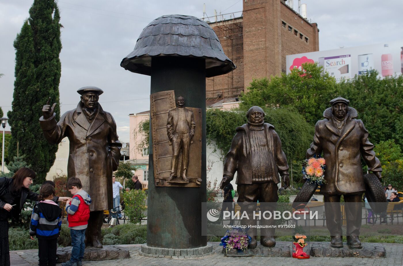 Памятник героям фильма "Мимино" в Тбилиси