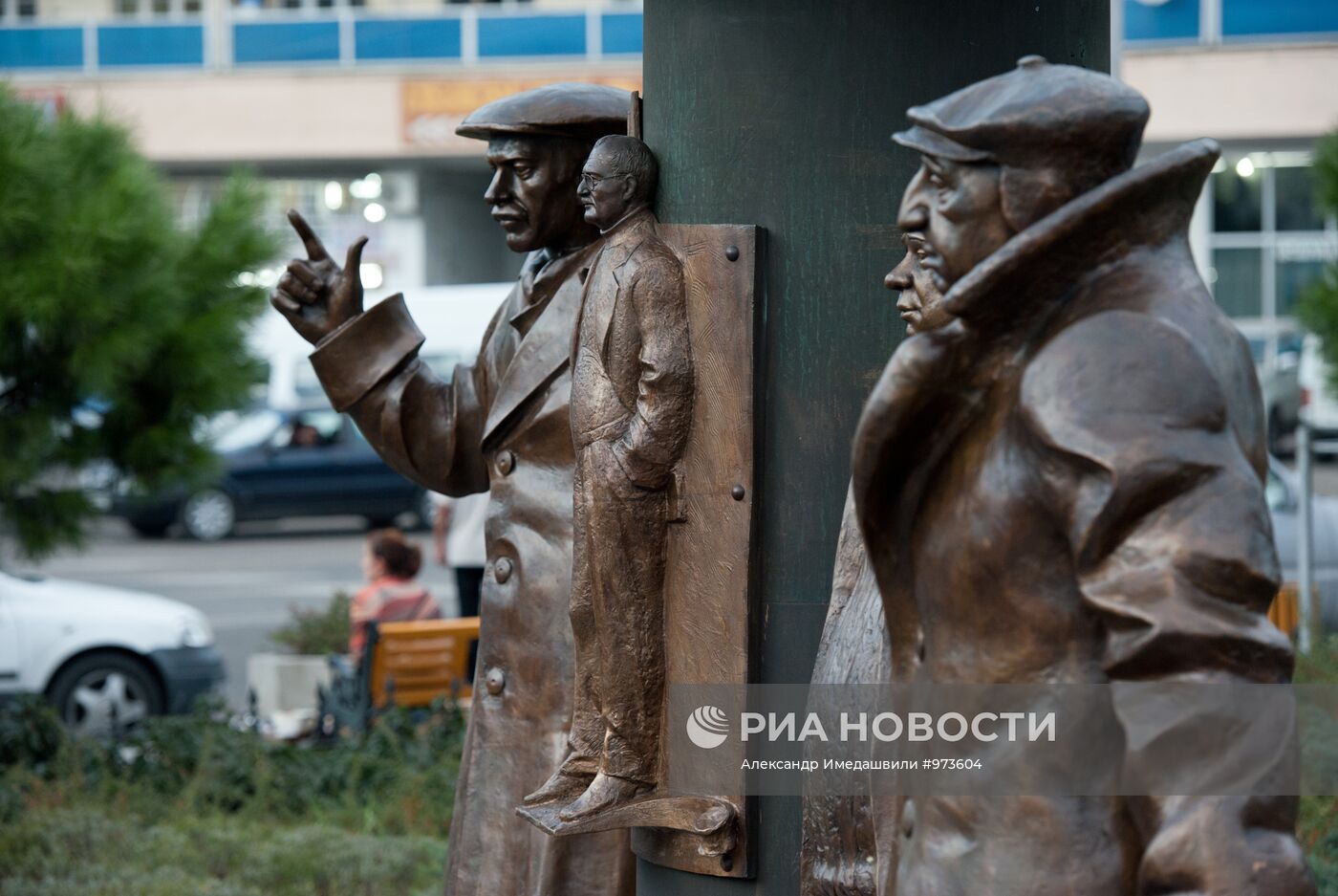 Памятник героям фильма "Мимино" в Тбилиси