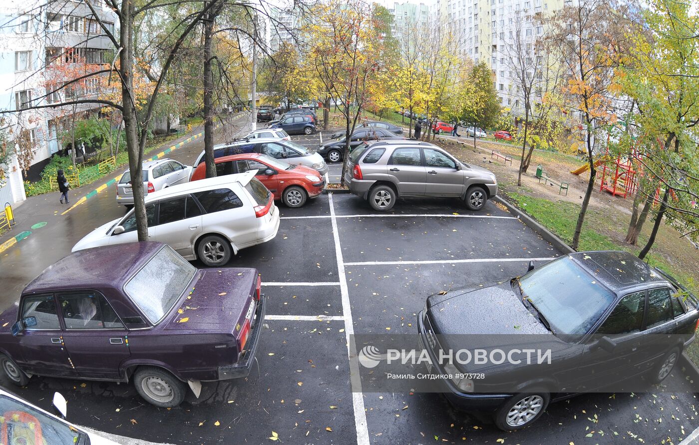 Автомобильные парковки в московских дворах