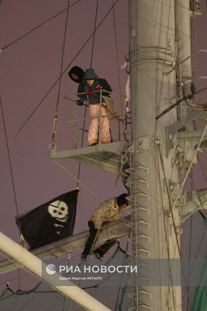 На крейсере "Аврора" вывесили пиратский флаг "Веселый Роджер"