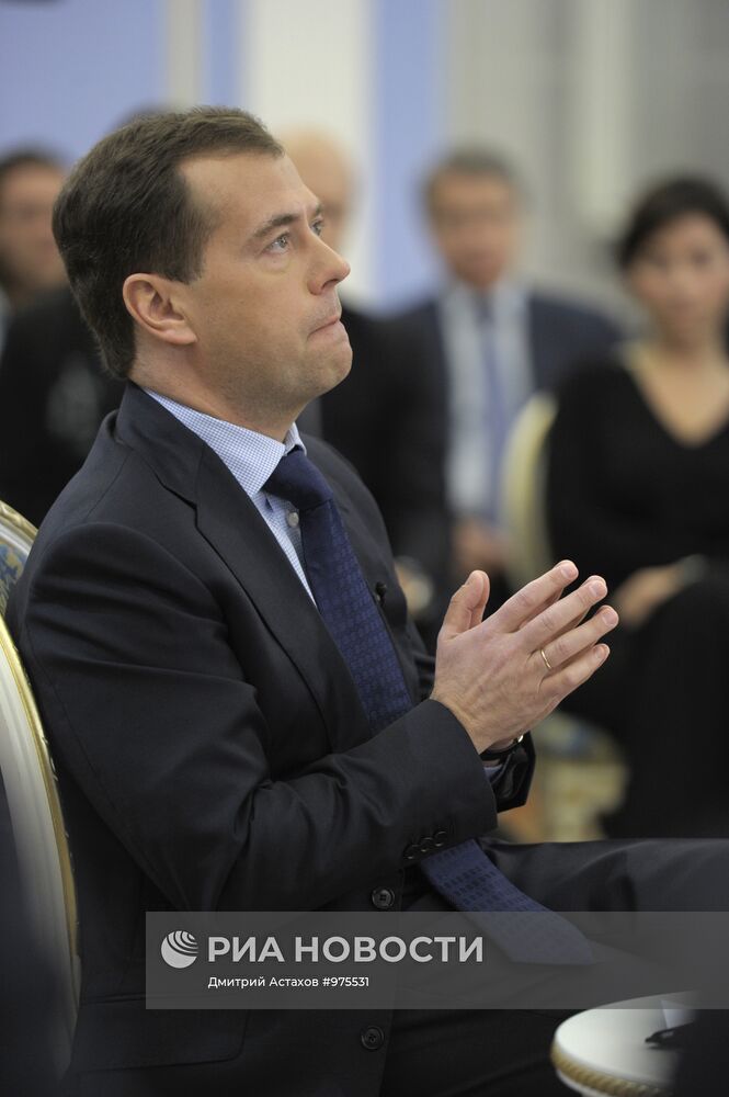 Д.Медведев провел встречу с членами Общественного комитета