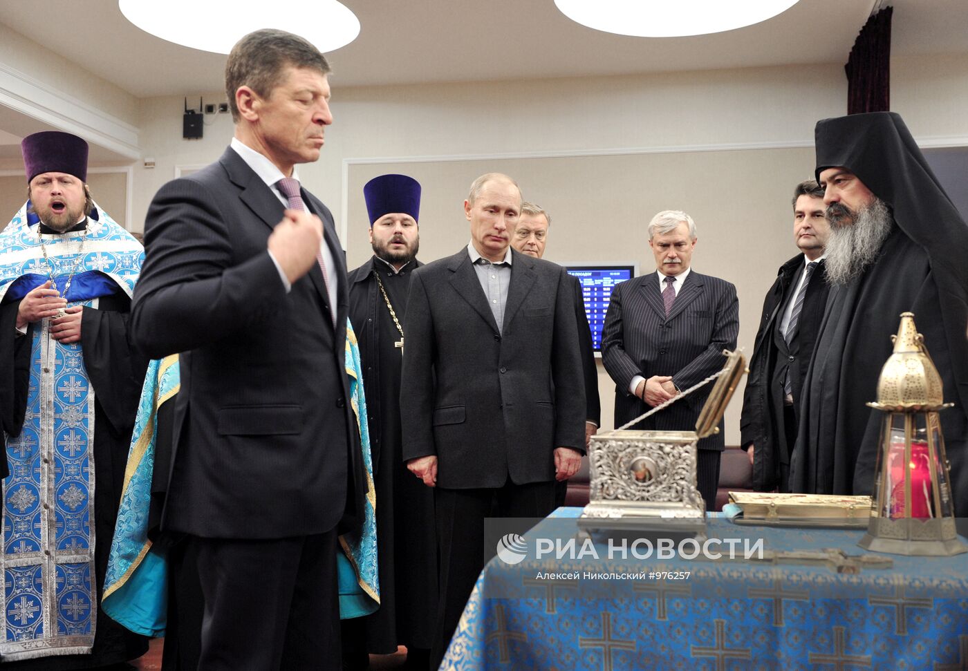 В.Путин встретил пояс Богородицы в аэропорту "Пулково"