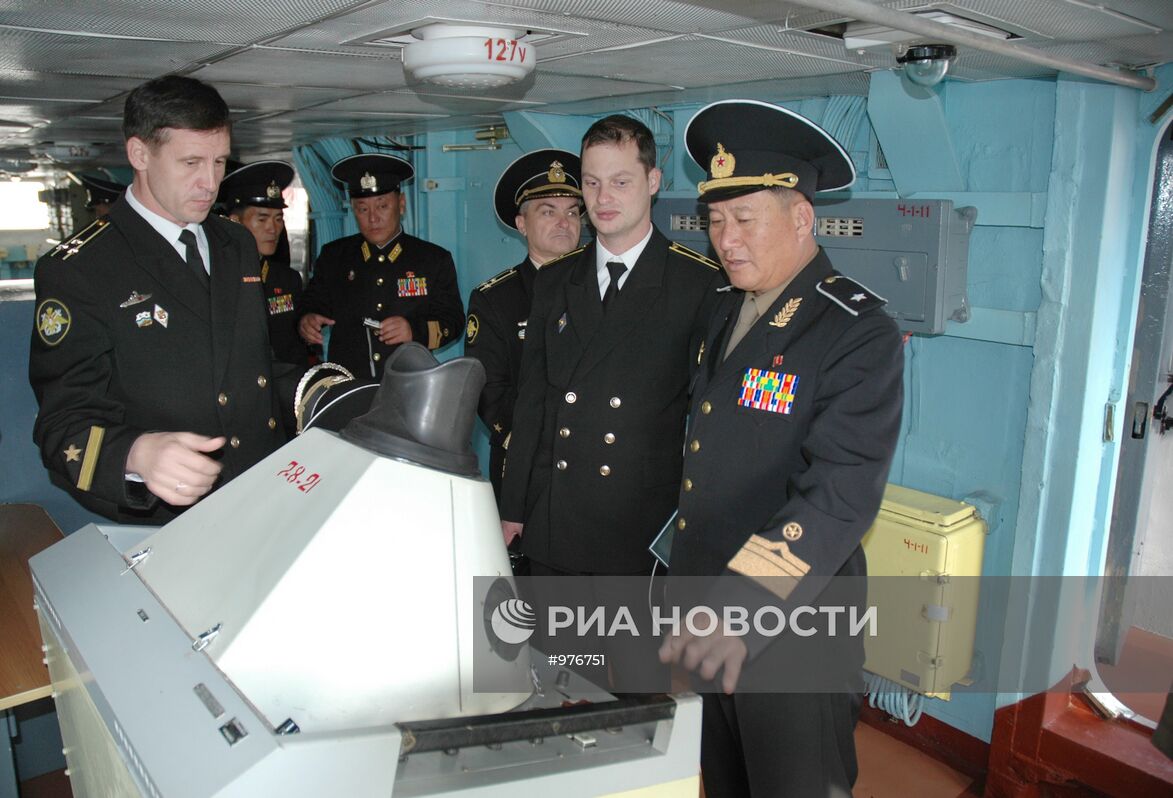 Посещение командующим флота КНДР корабля "Маршал Шапошников"