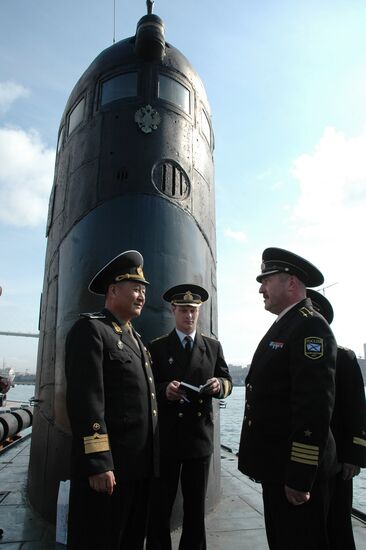 Посещение командующим флота КНДР корабля "Маршал Шапошников"