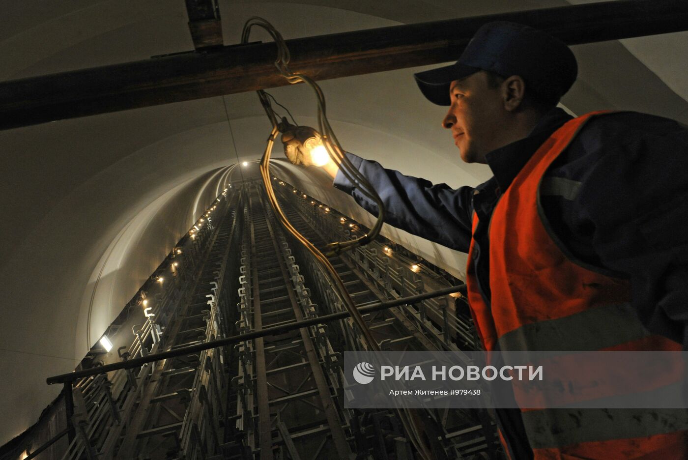 Замена москве. Эскалаторная служба Петербургского метрополитена. Эскалаторная служба Московского метрополитена. Демонтаж эскалатора. День эскалаторной службы Московского метрополитена.