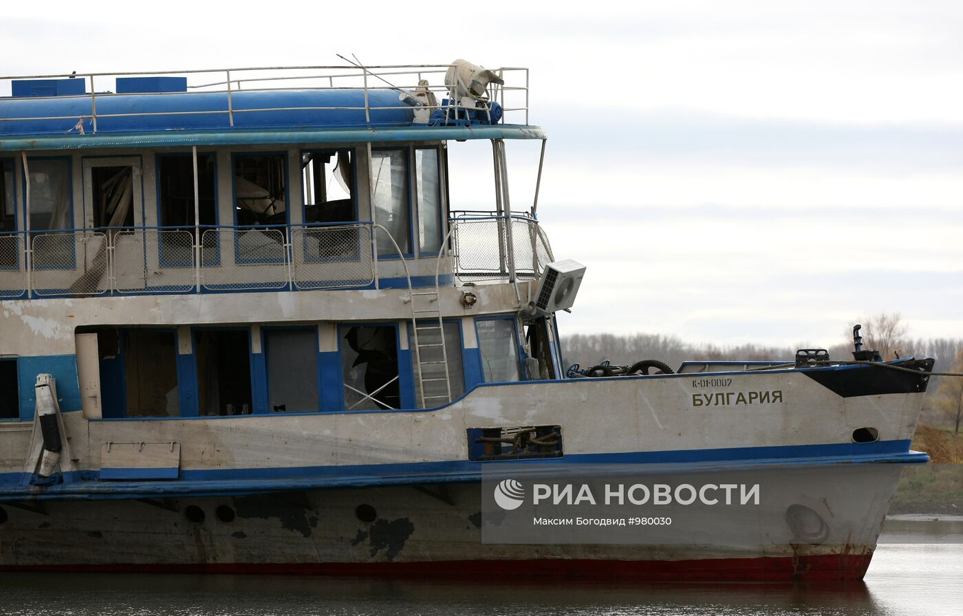 Теплоход "Булгария" отбуксирован к берегу