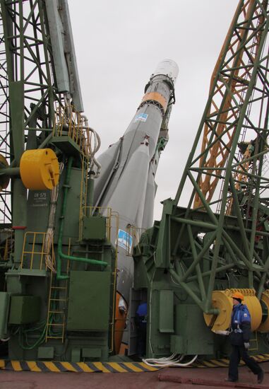 Вывоз и установка на стартовый комплекс ракеты "Прогресс-М13"