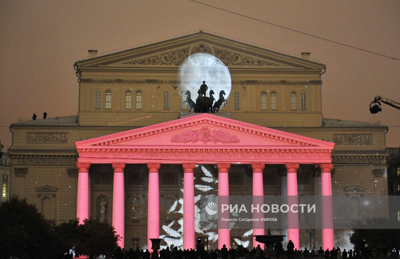 Световое шоу на фасаде Большого театра в Москве
