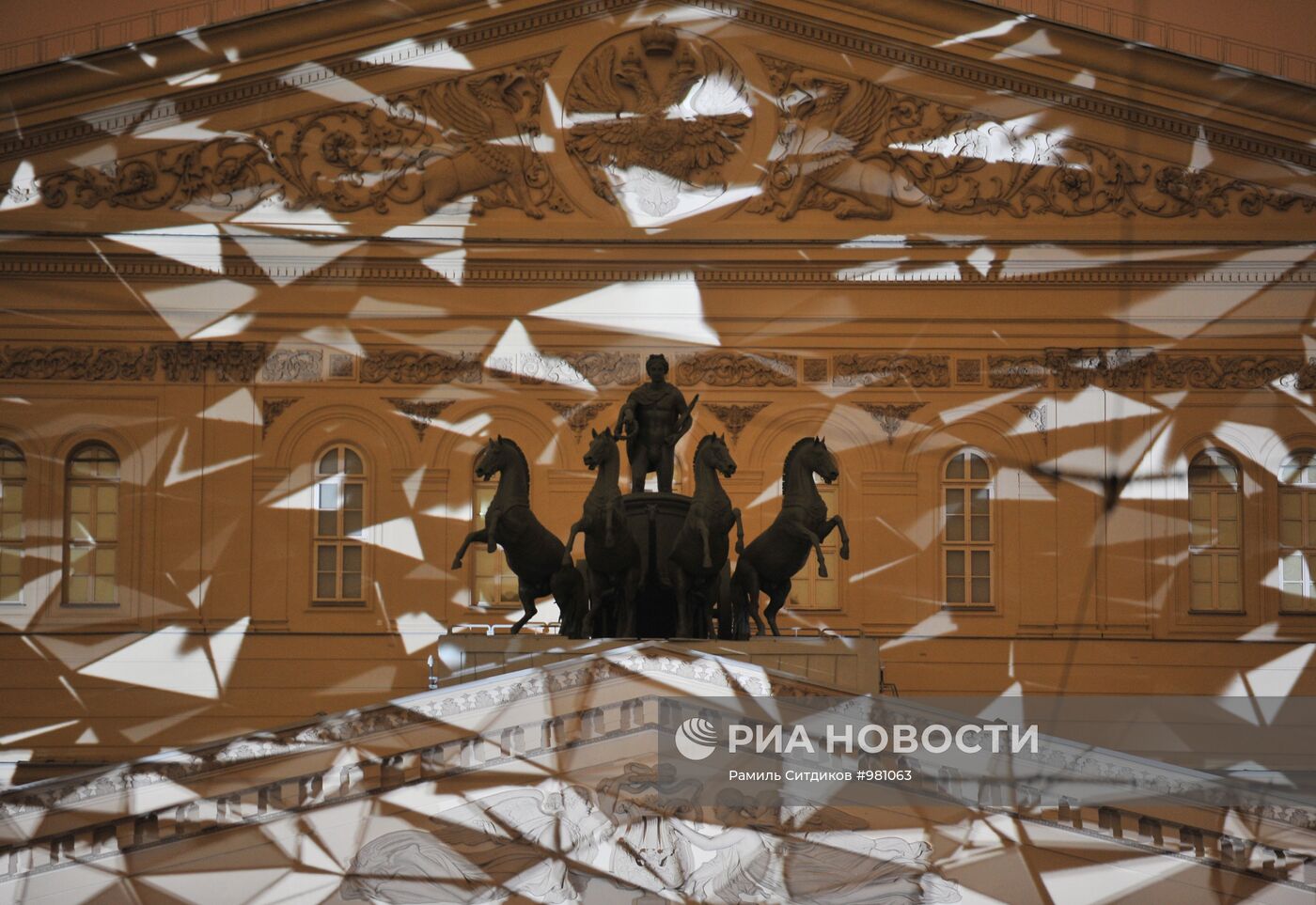 Световое шоу на фасаде Большого театра в Москве