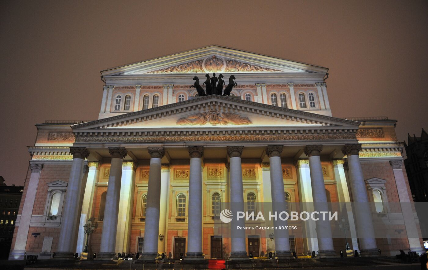 Световое шоу на фасаде Большого театра в Москве