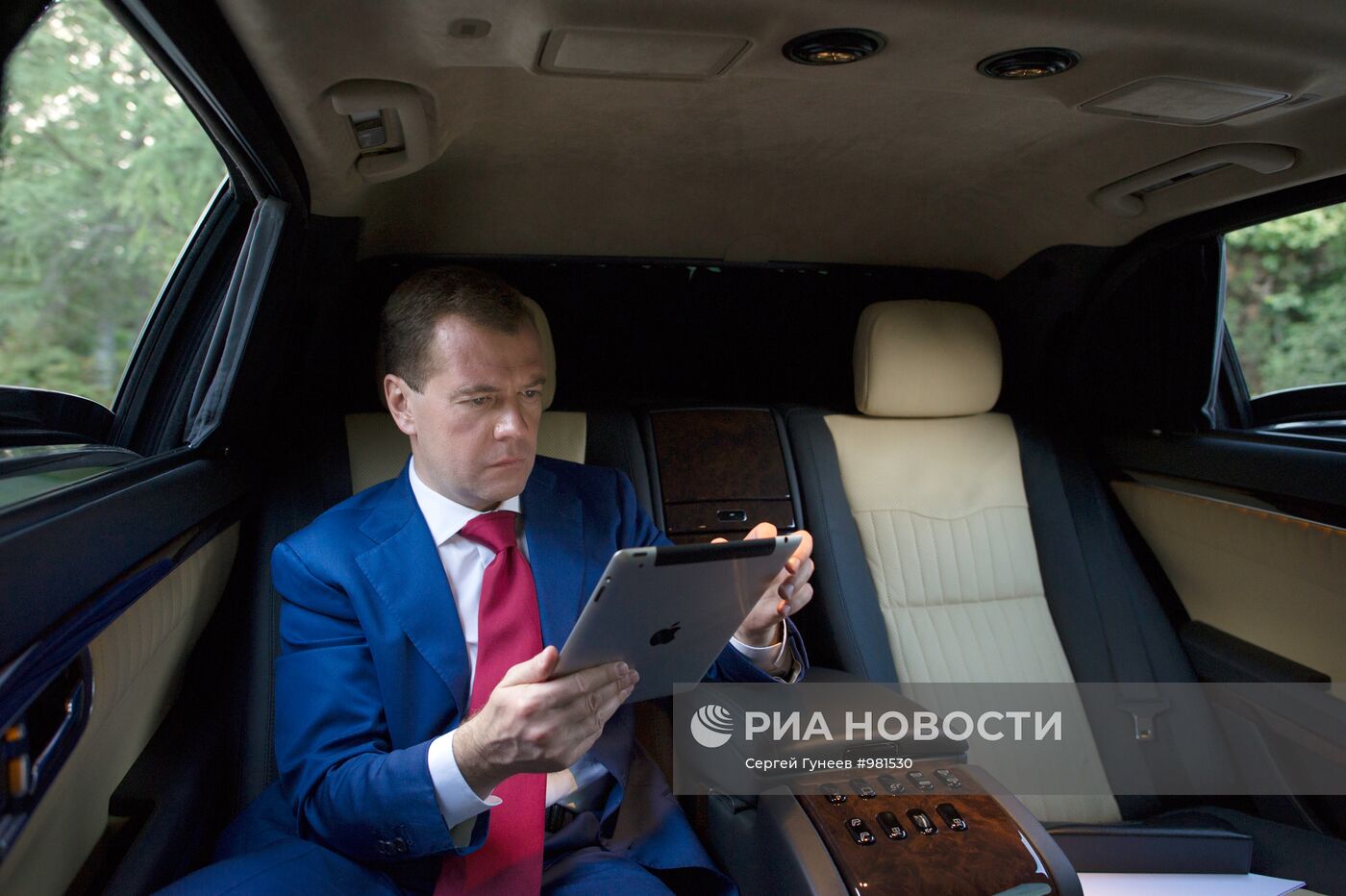 Президент РФ Дмитрий Медведев в салоне автомобиля