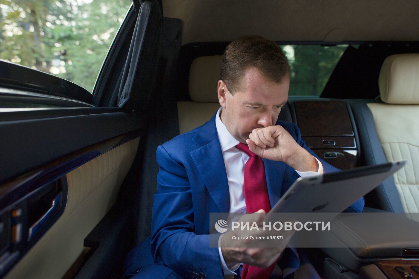 Президент РФ Дмитрий Медведев в салоне автомобиля
