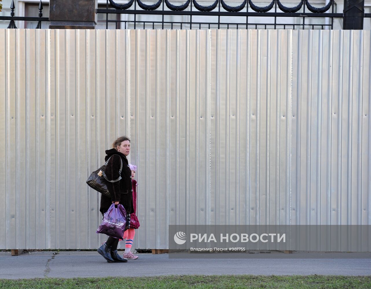 Вокруг Старой площади в центре Москвы установили забор