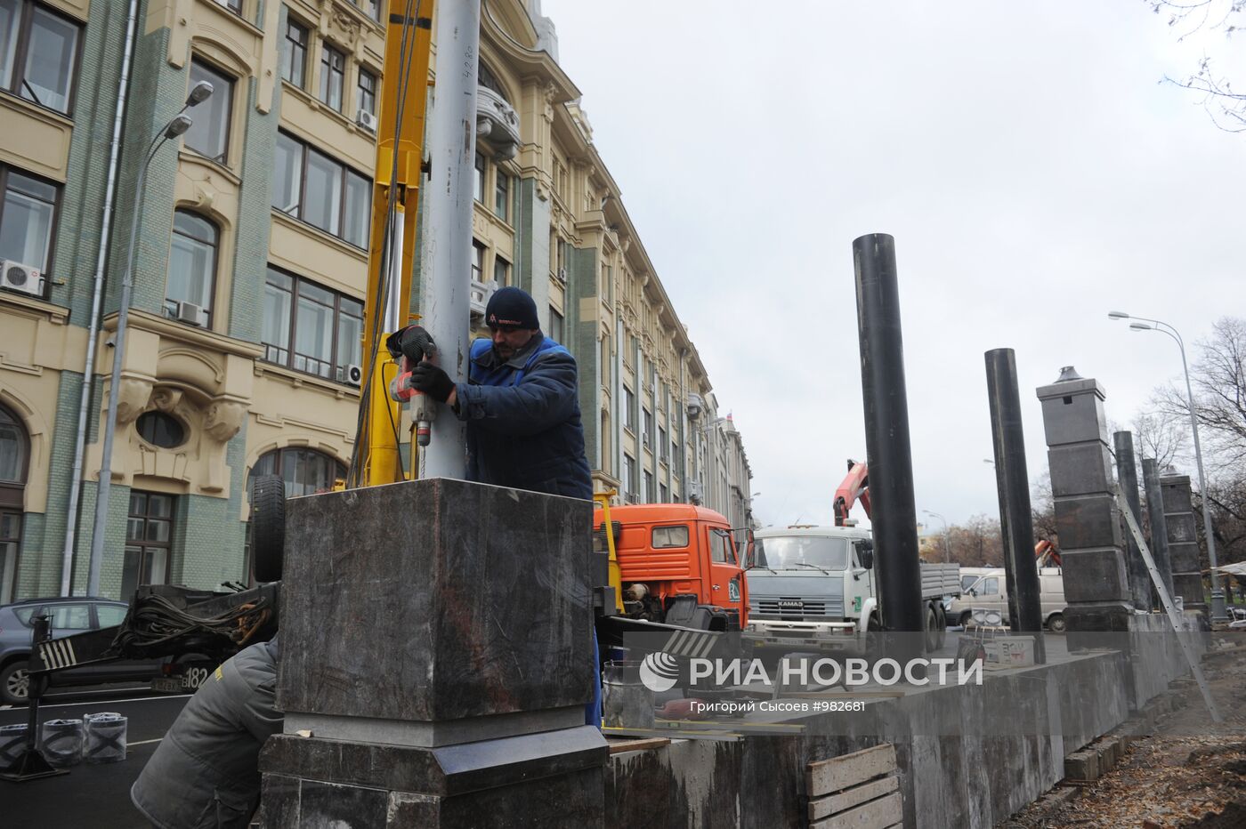 Вокруг Старой площади в центре Москвы установили забор