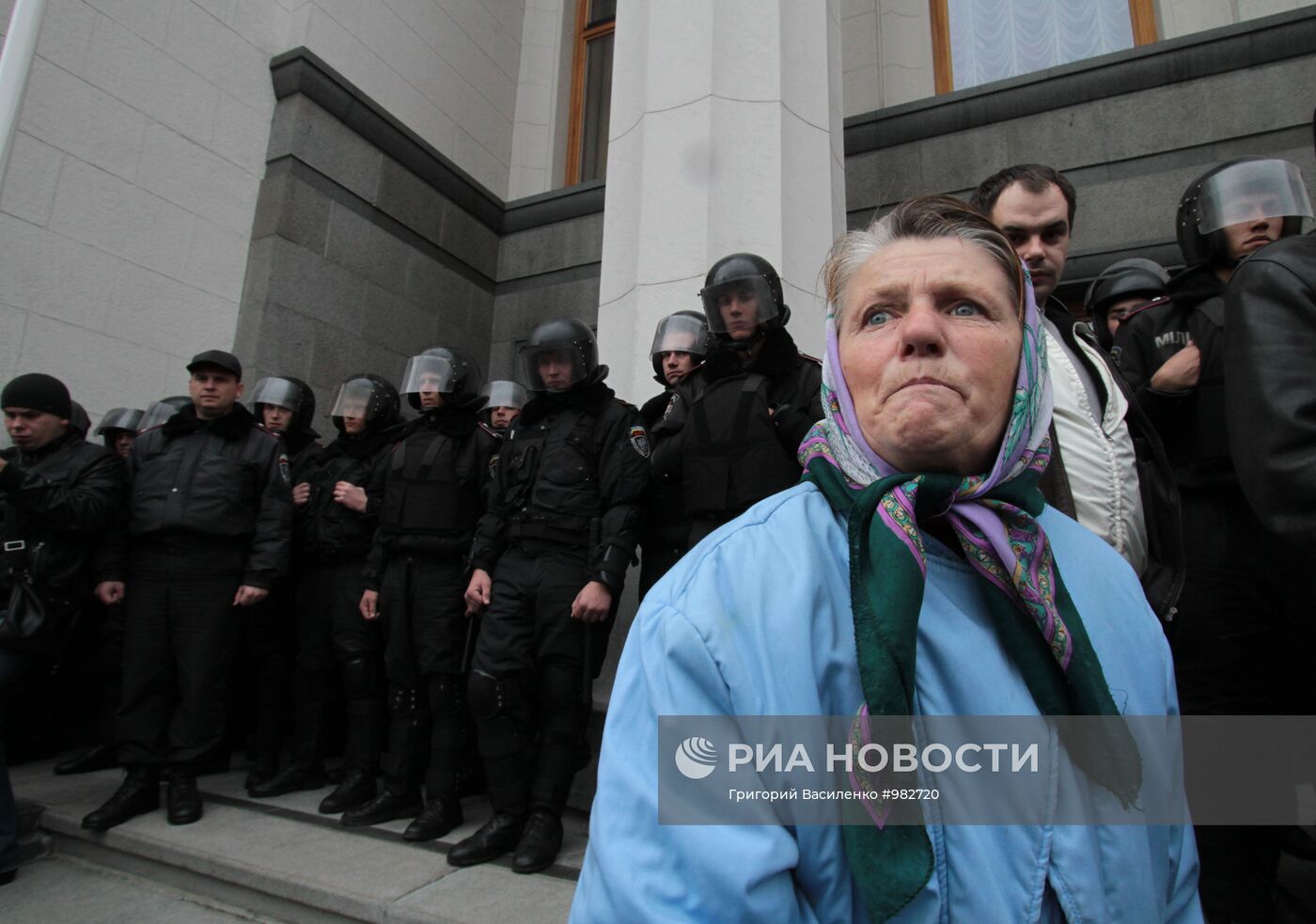 В Киеве чернобыльцы штурмуют Верховную Раду